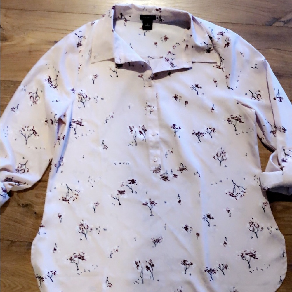 Light & flowing Ann Taylor top